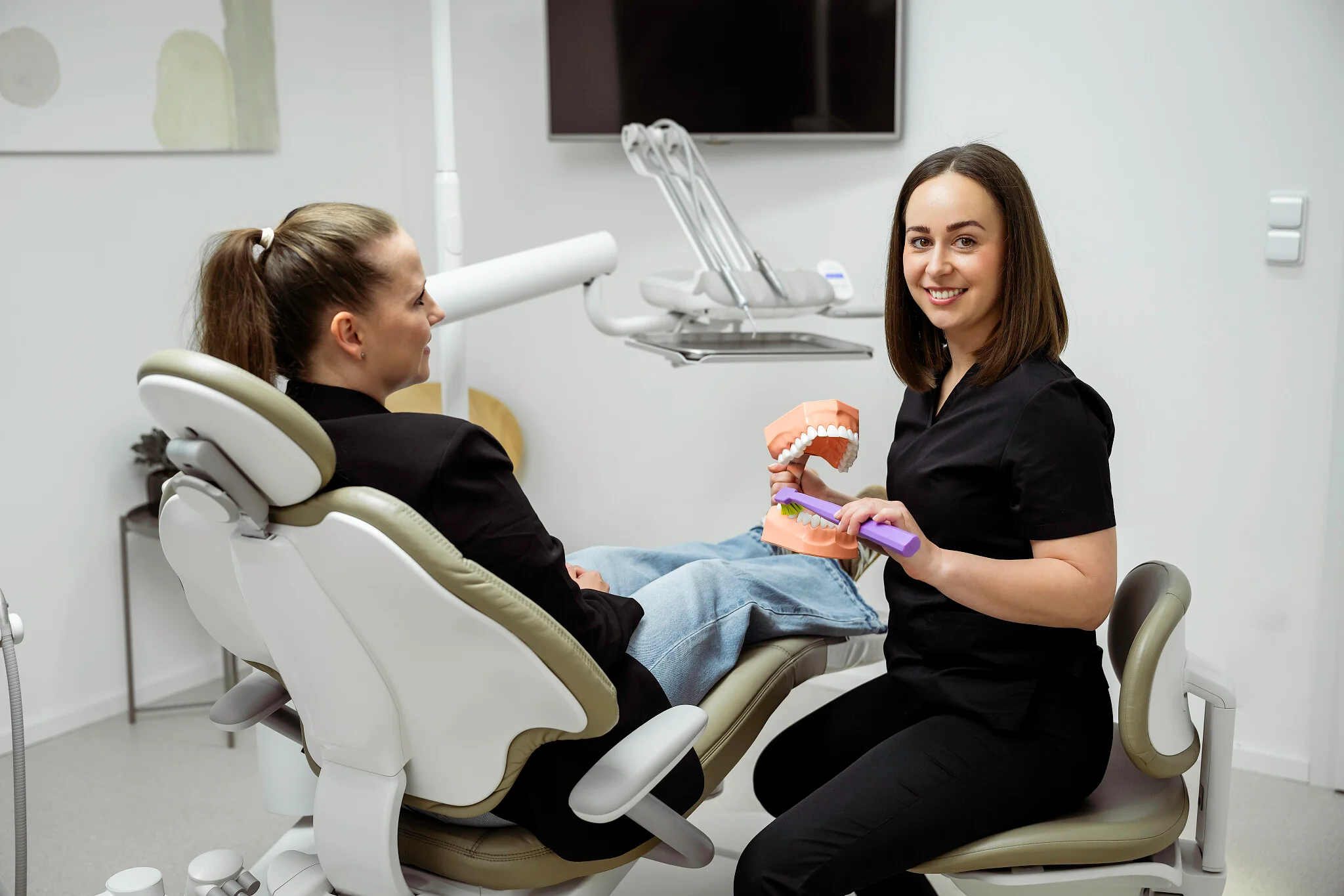 Dentální hygienistka CLEANica vysvětluje pacientce techniku čištění zubů v ordinaci na Lipůvce